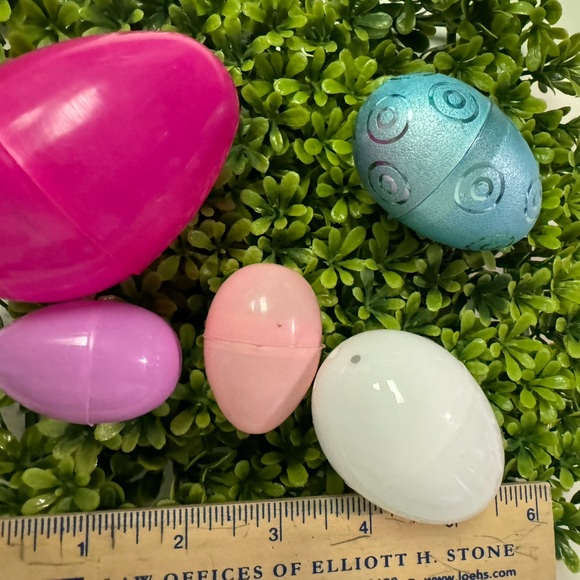 5 plastic eggs filled with MINI random toys, and vintage Mello Smello sticker - Picture 2 of 11